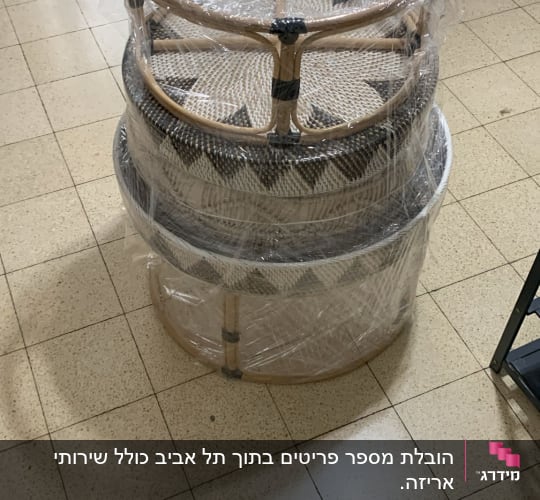 שולחנות עגולים עטופים בניילון על רצפה מרוצפת
